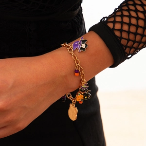Dettaglio del bracciale di Halloween con ciondoli a fantasma e zucca dorata