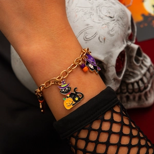 Dettaglio della collana di Halloween con ciondoli smaltati a forma di gatto e zucca