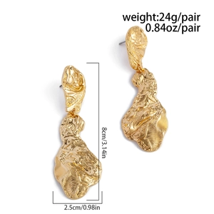 Vue détaillée montrant la longueur de 8cm et la texture lave dorée des boucles d'oreilles