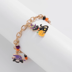 Dettaglio della collana di Halloween con ciondoli in smalto di fantasma, zucca e gatto nero