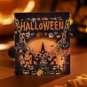 Dettagli del bracciale di Halloween con ciondoli smaltati a forma di zucca e fantasma