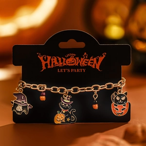 Dettaglio del braccialetto di Halloween con ciondoli a forma di cappello e gatto zucca