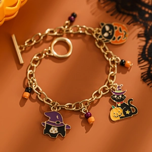 Dettaglio ravvicinato di un bracciale di Halloween con ciondoli smaltati a forma di zucca