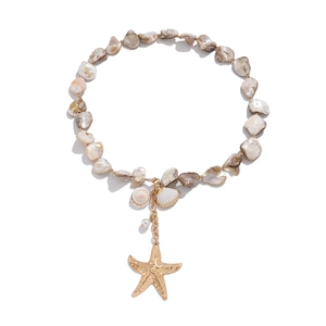 Collana stile marino con fette di conchiglia naturale e ciondolo a stella marina dorata
