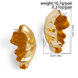 Détail de boucles d'oreilles vagues dorées avec dimensions 4cm de haut et 3cm de large
