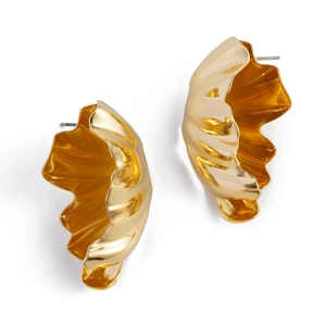 Détail de boucles d'oreilles dorées irrégulières avec finition miroir et forme de feuille