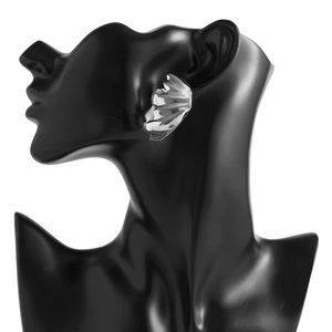 Vue détaillée des boucles d'oreilles plissées argentées sur un présentoir à bijoux noir