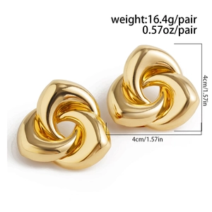 Détail de boucles d'oreilles nœud doré montrant la taille de 4cm et le poids de 16,4g