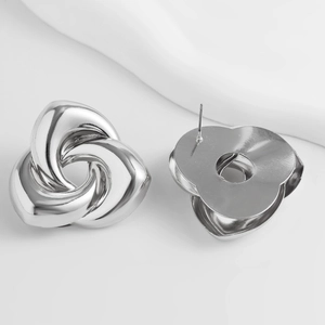 Vue détaillée de boucles d'oreilles nœuds torsadés argentés au fini métal poli
