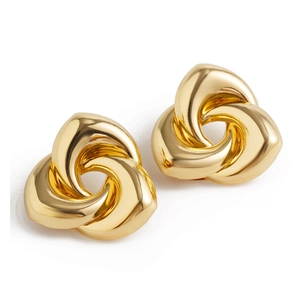 Vue détaillée des boucles d'oreilles dorées géométriques avec une finition en métal torsadé