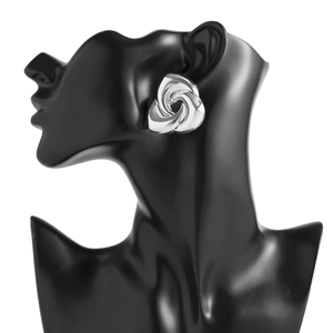 Détail des boucles d'oreilles en métal argenté irrégulier sur une tête de mannequin