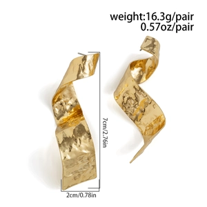 Détail de boucles d'oreilles spirales dorées à texture martelée, longueur de 7 cm