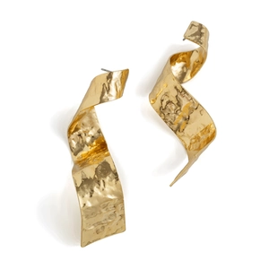 Détails de boucles d'oreilles spirales dorées avec texture martelée et design froissé