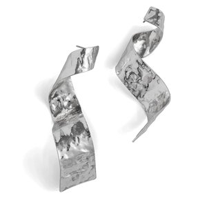 Détail macro de boucles d'oreilles ruban argenté avec finition en métal martelé texturé