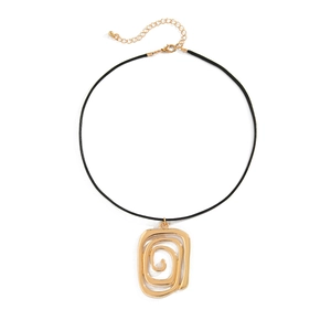 Detailansicht des metallischen Spiral-Quadrat-Anhängers an einer schwarzen Kordelkette