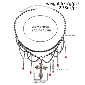 Details der gotischen Körperkette mit Kreuz, schwarzen Perlen und Größenangaben