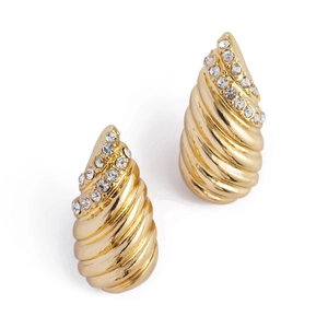 Gros plan détaillé de boucles d'oreilles dorées en gouttes avec texture nervurée et zircons