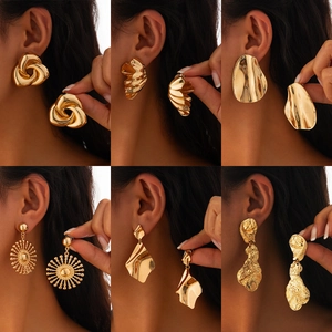 Lot de six boucles d'oreilles géométriques dorées avec motifs de tournesol et métal plissé