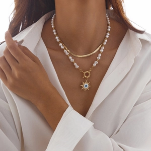 Böhmisches Set aus goldener Schlangenkette und Perlenhalskette mit Sonnenblumen-Anhänger