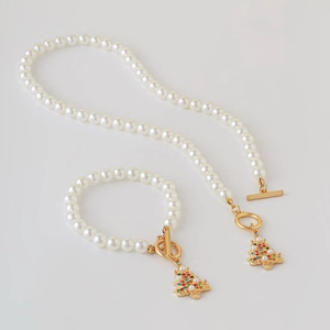 Detail der Weihnachtsbaum-Anhänger an Perlen-Schmuckset mit goldenen OT-Verschlüssen