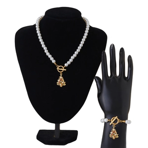 Detail von Perlenhalskette und Armband Set mit goldenem Weihnachtsbaum Anhänger und Steinen