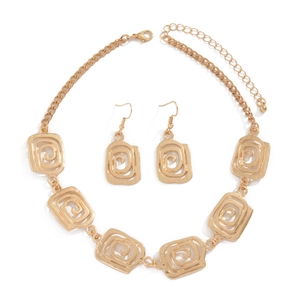 Detailsicht des goldenen Schmucksets mit Spiralstruktur und Karabinerverschluss