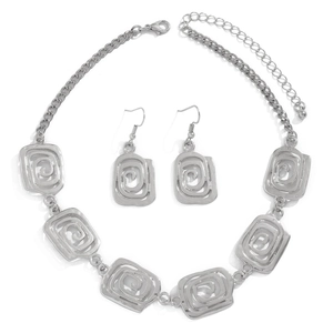Detailliertes Set aus silberner Spiralkette und passenden geometrischen Ohrringen