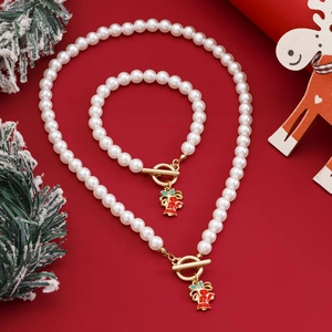 Detailansicht des Perlen-Schmucksets mit Emaille-Weihnachtsglocke und goldenem OT-Verschluss