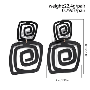 Detailansicht der Abmessungen großer mattschwarzer geometrischer Spiralohrringe mit Kordel
