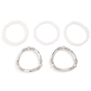 Detalle del conjunto de 5 piezas con tubos de metal plateado y pulseras de perlas blancas