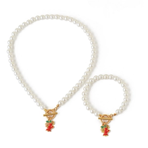 Detail von Perlenkette und Armband Set mit goldenem OT-Verschluss und Weihnachtsglocken-Anhänger