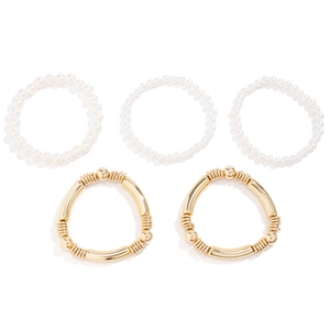 Detalle del set de 5 piezas con perlas sintéticas y tubos metálicos dorados