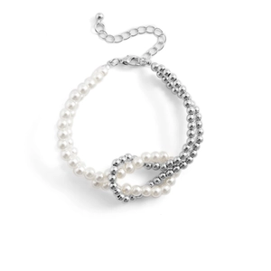 Detalle de pulsera de perlas y cuentas metálicas plateadas con diseño de lazo