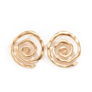 Detailansicht der handgefertigten Spiral-Ohrringe aus Goldlegierung mit Strukturdesign