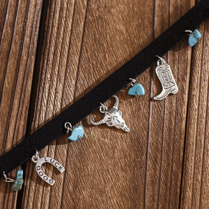 Détail d'un choker bohème avec pierres turquoise et pendentifs de style western