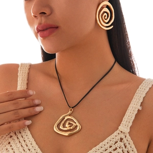 Künstlerisches goldenes Spiral-Halsketten- und Ohrring-Set mit Wachskordel für Damen