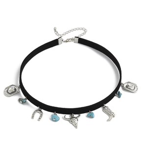 Détail d'un ras-du-cou en velours style Western avec breloques argentées et turquoises