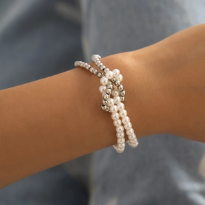 Set de pulseras de perlas minimalistas con tubo de metal plateado para estilo a capas