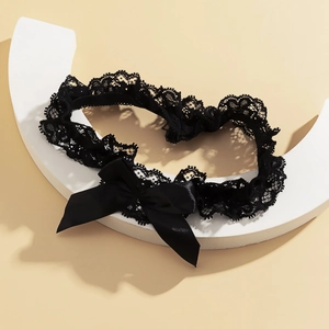 Gros plan sur l'anneau de cuisse en dentelle noire avec nœud satiné sur support