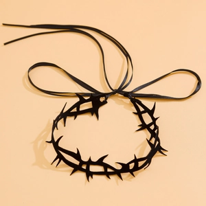 Detailaufnahme eines gothischen schwarzen Dornen-Chokers mit eleganten Satinbändern