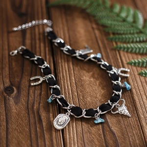 Détail du collier vintage avec crâne de taureau, turquoise, chaîne velours et pendentifs