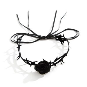 Gros plan du choker gothique rose noire avec accents de ronces et rubans en velours