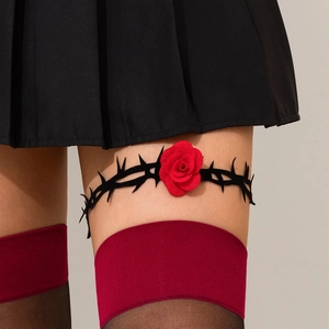 Détail de la chaîne de cuisse rose gothique avec épines noires sur jarretière en dentelle