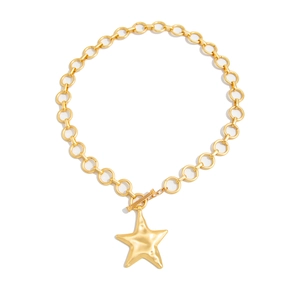 Detailopname van gouden schakelketting met stijlvolle OT-sluiting en sterrenhanger