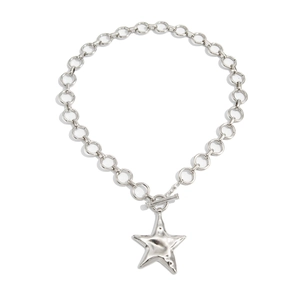 Detail van de zilveren OT-gesp ketting met een onregelmatige sterrenhanger