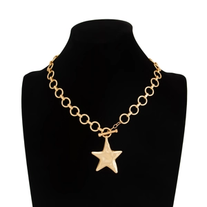 Detail van gouden punk schakelketting met sterhanger en OT-sluiting op een mannequin