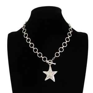Macro-opname van een zilveren punkketting met sterhanger en OT-sluiting voor dames