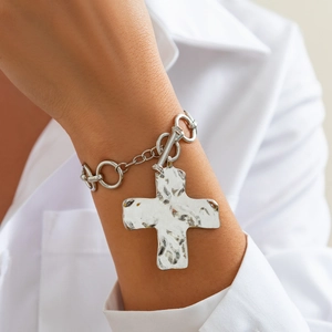 Zilveren punk kettingarmband met gehamerde kruishanger en trendy OT-sluiting voor dames