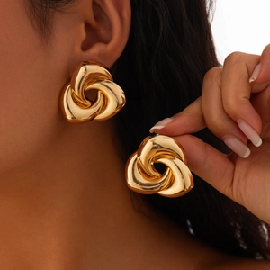 Boucles d'oreilles nœud torsadé dorées surdimensionnées avec finition métallique brillante