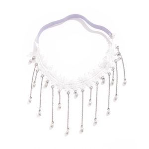 Detailaufnahme einer weißen Spitzen-Beinkette mit Metallquasten und Kunstperlen